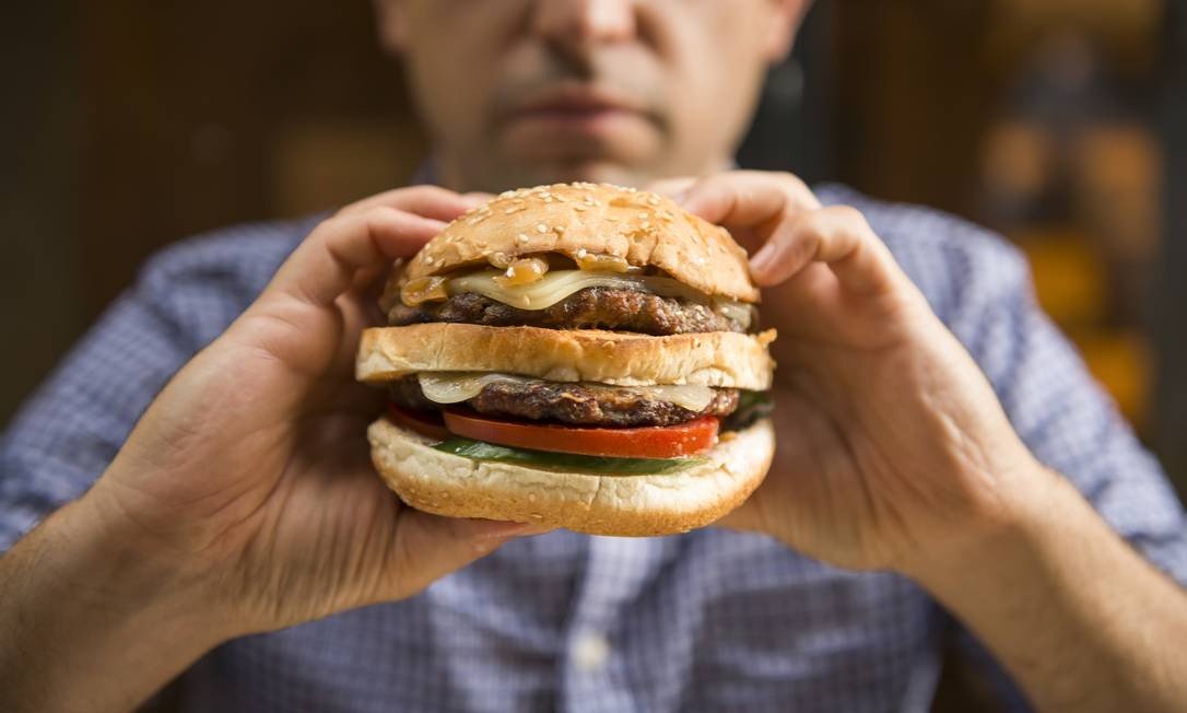 Consumo excessivo de fast food agrava sintomas de refluxo